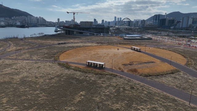 공원과 바다가 있는 도시 풍경