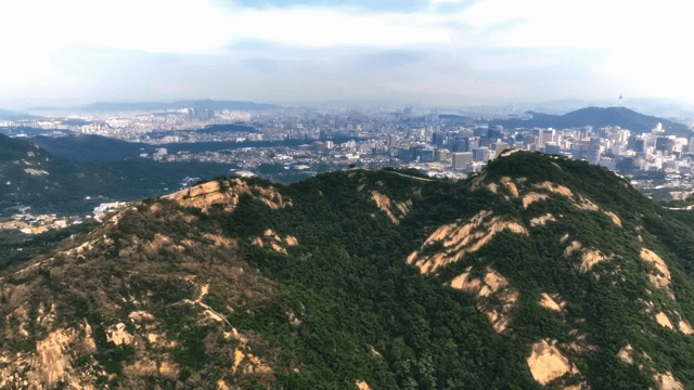 도시 스카이라인이 보이는 산 전망