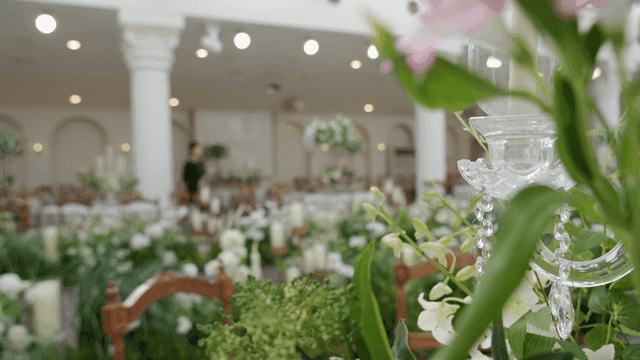 꽃과 장식으로 꾸며진 결혼식장