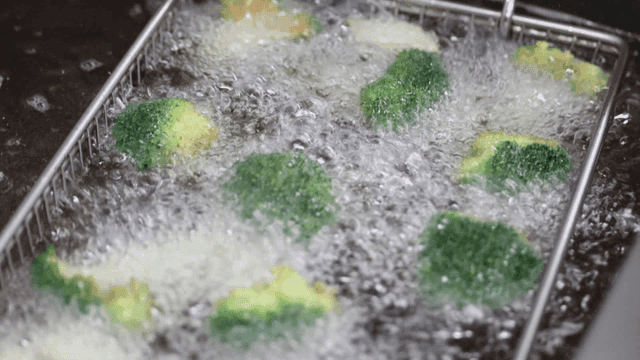 뜨거운 기름에 튀겨지는 브로콜리