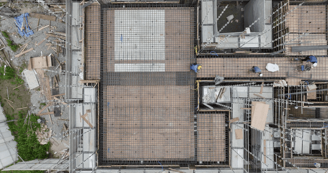 자재와 장비가 있는 건설 현장