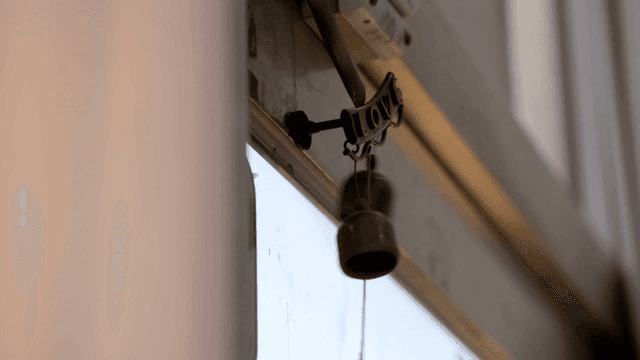 창가에 매달린 작은 종