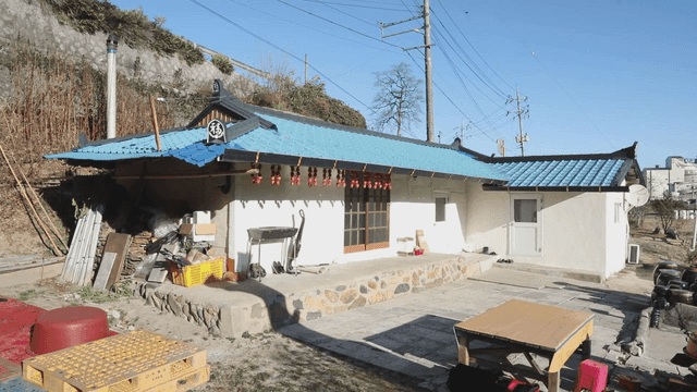 파란 지붕의 전통 한옥