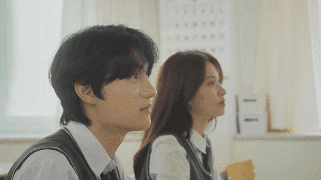 수업에 몰입해 듣는 학생들