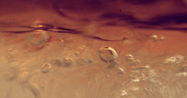 황금빛 액체 속 움직이는 물방울