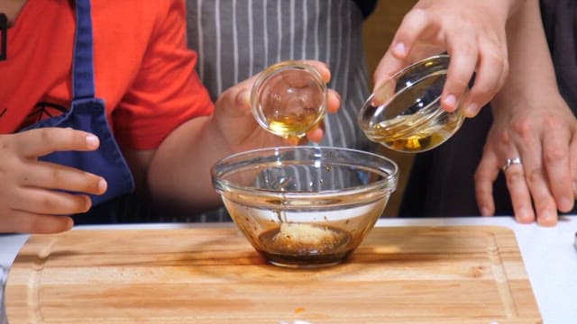 부엌에서 함께 소스를 만드는 어른과 아이