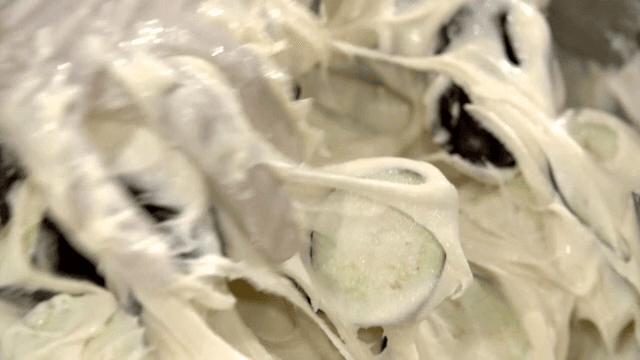 반죽에 버무리는 가지