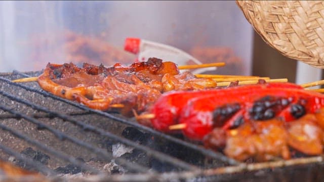 길거리에서 구워지는 꼬치와 소시지