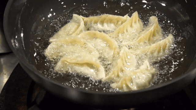 기름에 만두를 굽는 장면