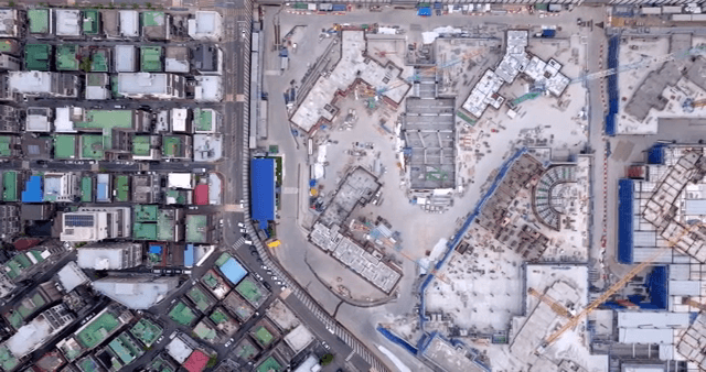 건물 골조가 있는 건설 현장