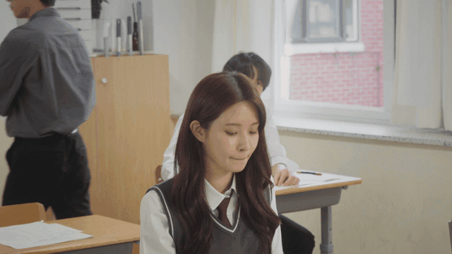 교실에서 시험을 마무리하는 학생들