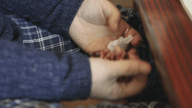 기도 구슬 팔찌를 쥔 노인