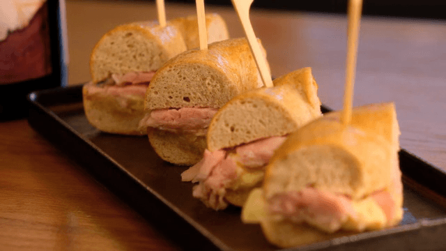 햄과 버터가 들어간 미니 잠봉뵈르