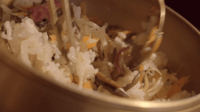 다양한 채소가 들어간 비빔밥 섞기