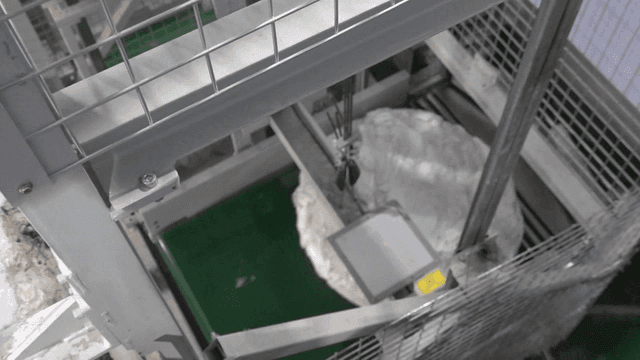 흰 천 더미를 검사하는 공장 기계