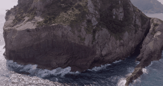 파도가 부딪히는 바위 절벽