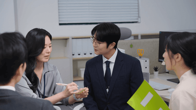 네 명의 동료와의 사무실 회의