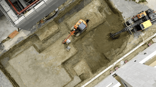 굴착기가 작업 중인 건설 현장
