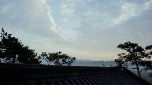 맑은 날의 하늘과 그아래 장독대들