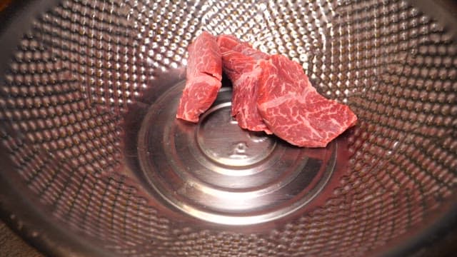 그릇에 소고기와 마늘, 간장을 넣고 버무리기