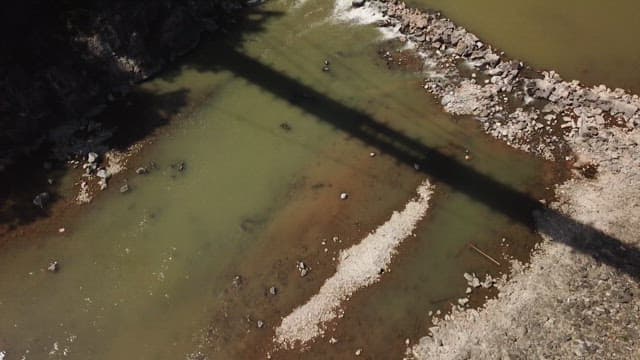 고요한 강 위의 다리