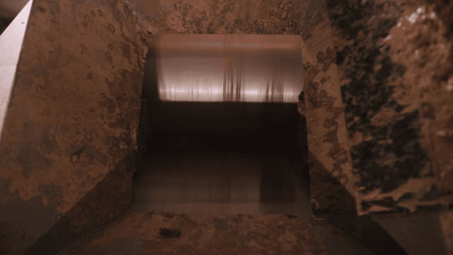 기계에서 처리되는 점토 흙