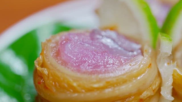 먹음직스럽고 신선한 김치 참치 말이