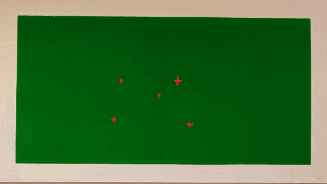 벽에 걸려있는 큰 화면