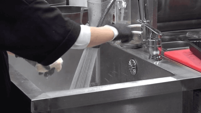 주방 싱크대에서 재료 세척
