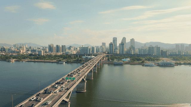 도시 스카이라인과 강 위의 다리