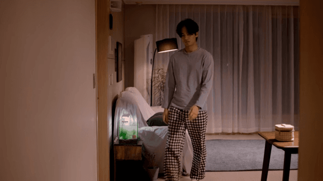 식탁에서 도시락을 열어보는 남성