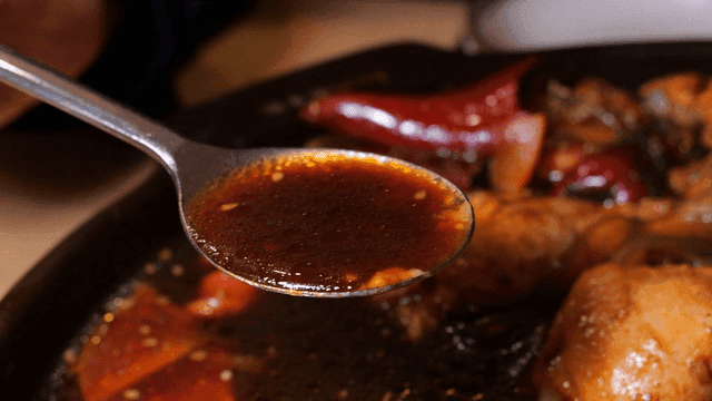 닭고기와 채소가 들어간 찜닭 국물