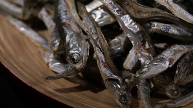 접시 위의 건멸치