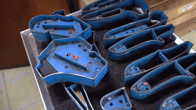 작업대 위에 놓인 철제 몰드들