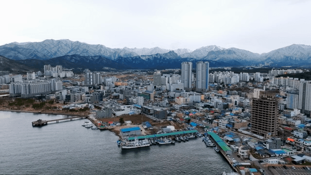 배경에 산이 있는 해안 도시