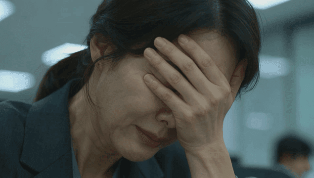 사무실에서 스트레스를 받는 여성