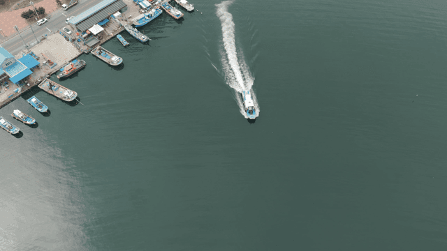 해안에서 부두를 떠나는 배