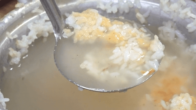 냄비에서 국자로 누룽지 뜨기