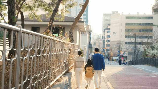 엄마 아빠와 함께 등교하는 아이