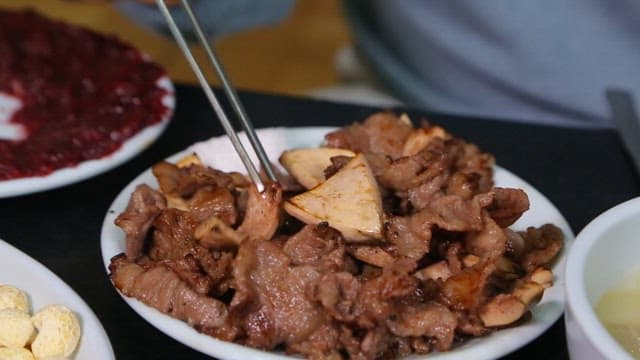 접시에 담긴 구운 소 힘줄과 버섯