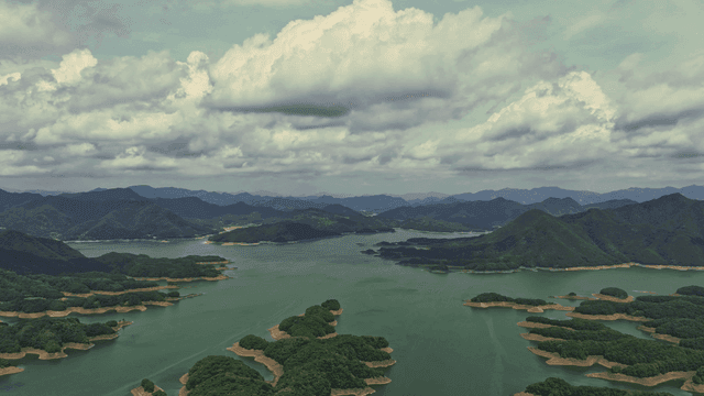 푸른 산으로 둘러싸인 넓은 호수