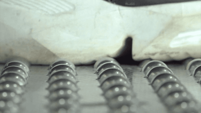 질감 있는 표면 위를 걷는 사람