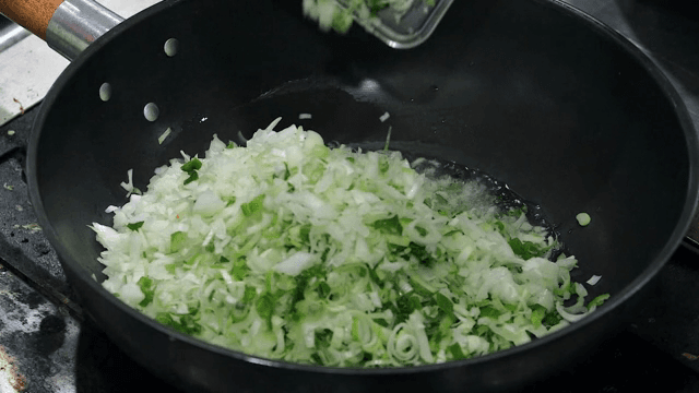 팬에 다진 파와 양파