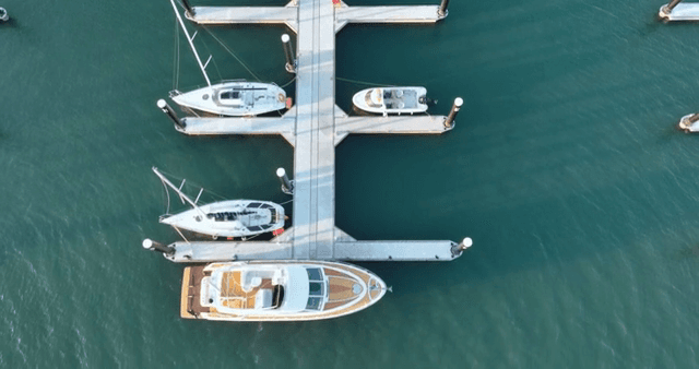 마리나에 정박한 요트와 보트