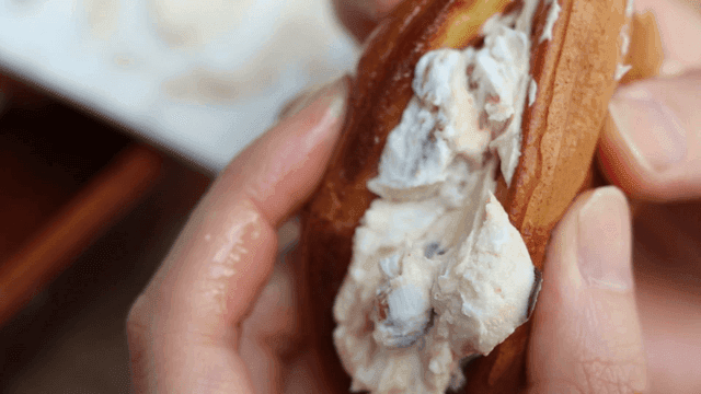 크림이 든 빵 잡고 있는 손