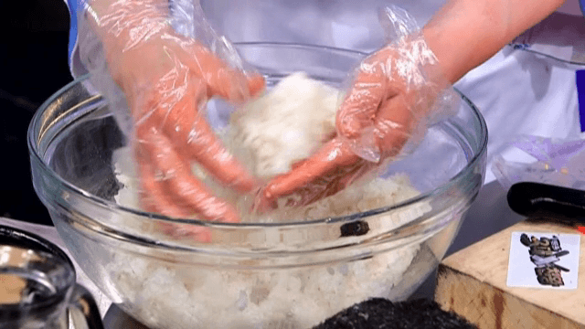 비닐장갑을 낀 손으로 유리 그릇에 있는 밥을 준비하기