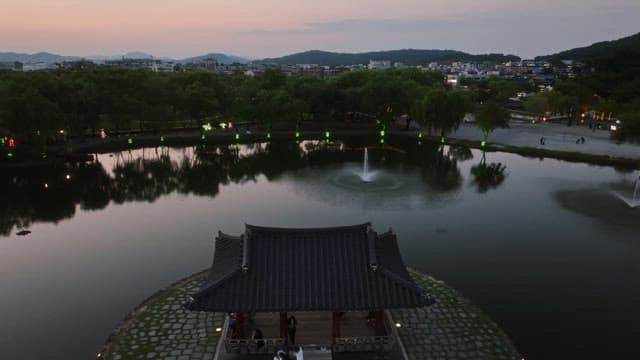해질녘 고요한 연못 위 전통 정자