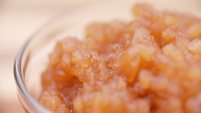 투명 유리 그릇에 담긴 걸쭉한 사과잼