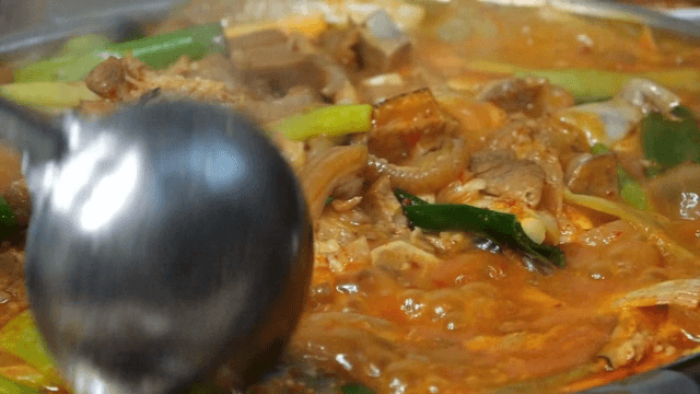 냄비에서 끓고 있는 매운 찌개