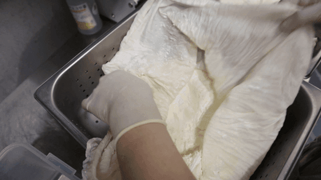 천을 풀러 그릭요거트를 확인하는 장면